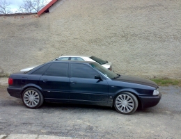 Audi 90 s instalovanymi protislunecnimi autofoliemi Llumar na autosklo AT5,15