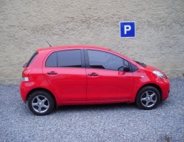 Toyota Yaris instalace protislunecni autofolie Llumar AT5,35